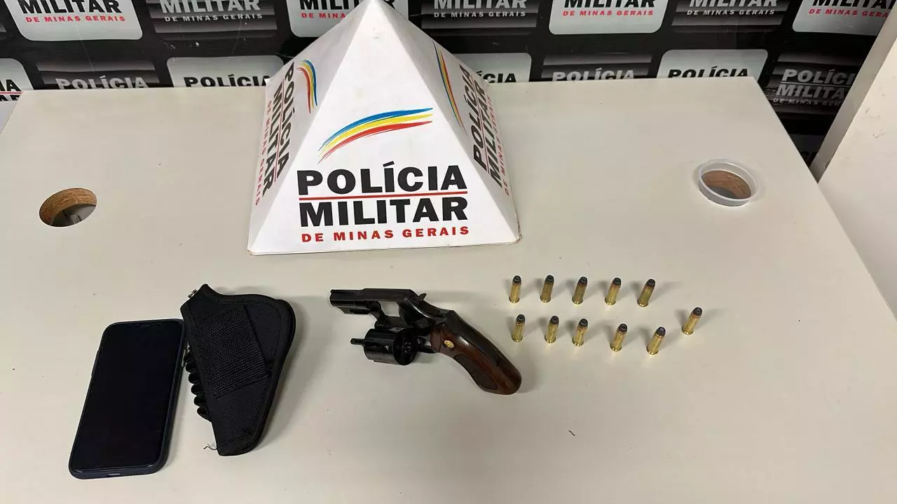 POLÍCIA MILITAR PRENDE AUTOR POR  PORTE ILEGAL DE ARMA DE FOGO